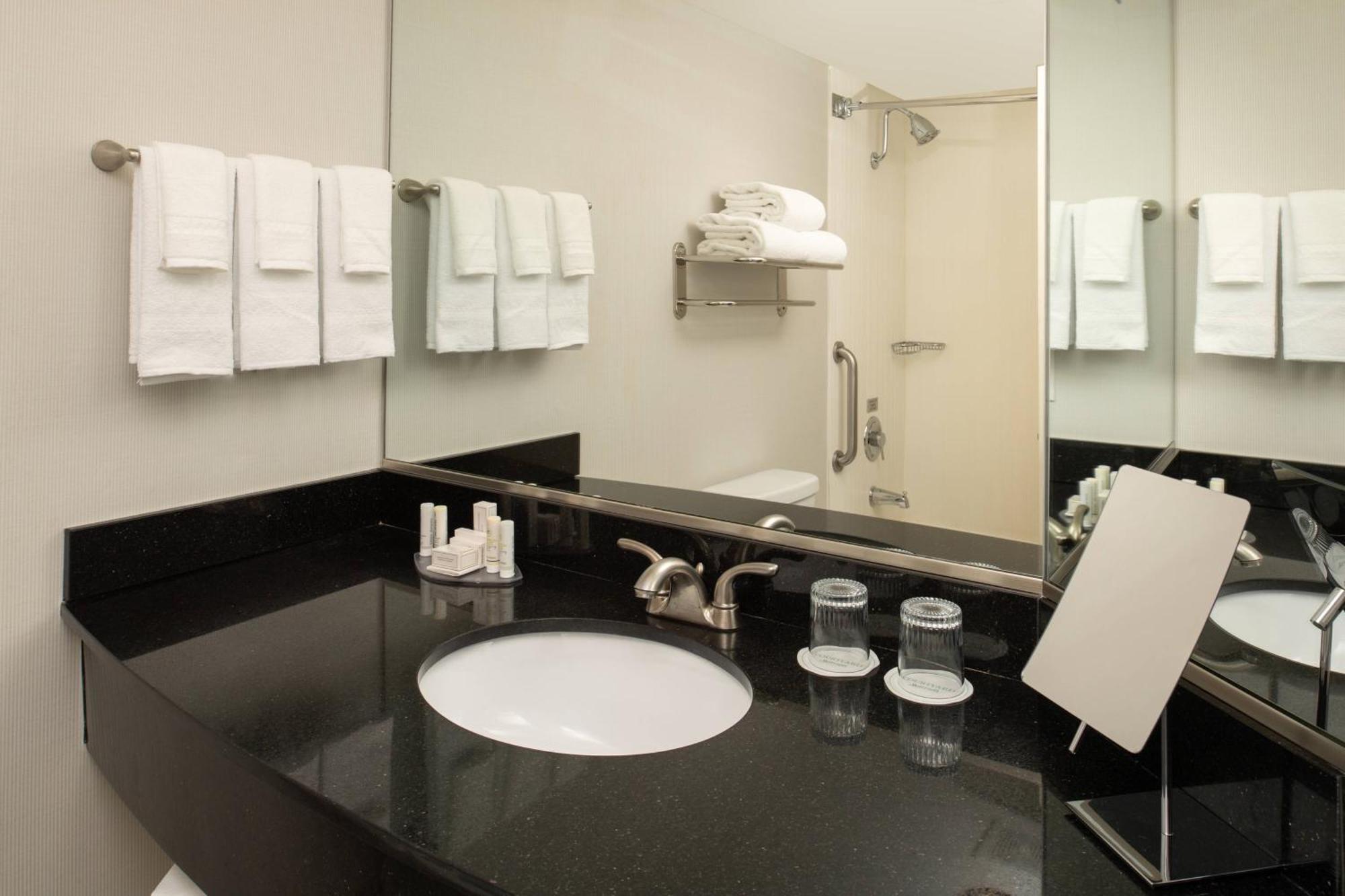 Courtyard By Marriott Portland Airport Hotel Ngoại thất bức ảnh