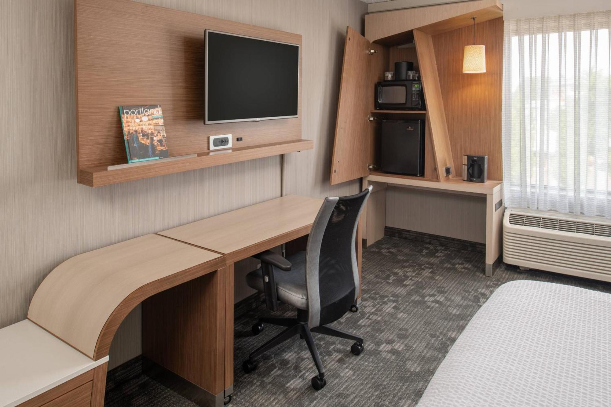 Courtyard By Marriott Portland Airport Hotel Ngoại thất bức ảnh